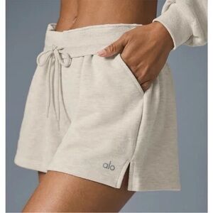 Alo Low Key Sweat Short in Oatmeal Heather Size Medium